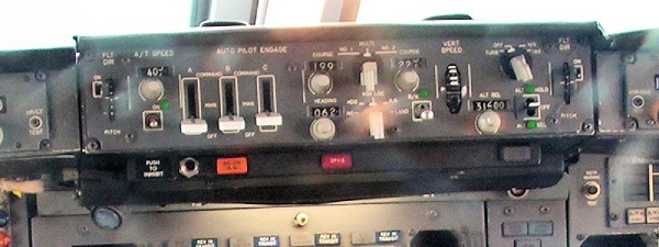 Painel de piloto automático de uma antiga aeronave Boeing 747. 